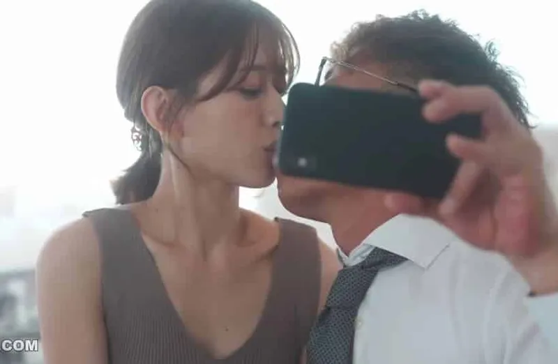 Thấy bà xã hơi lạ, chồng xem điện thoại người vợ và thấy cảnh trả bài với sếp của mình
